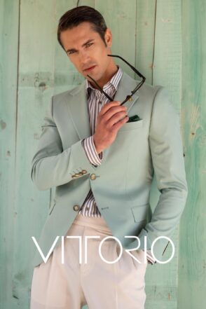 -Σακάκι Vittorio 900-24-BONNATO Mint σε slim fit γραμμή. -Σύνθεση: 73%vis23%pl4%el -Διαστάσεις μοντέλου: Ύψος 1.83cm, Βάρος 81kg -Το μοντέλο φοράει 50